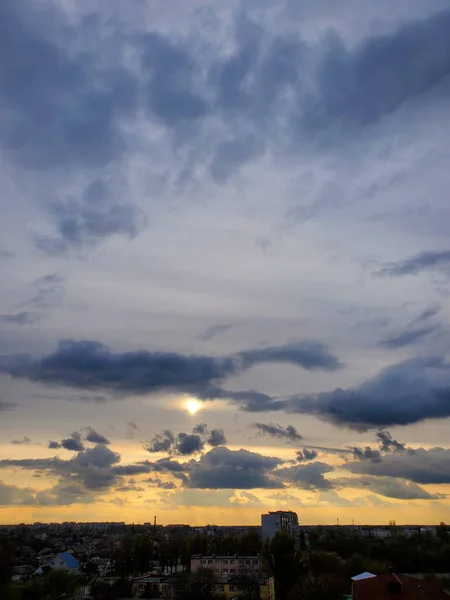 Increíble Azul Dorado Puesta Del Sol Paisaje Nubes Pesadas — Foto de Stock
