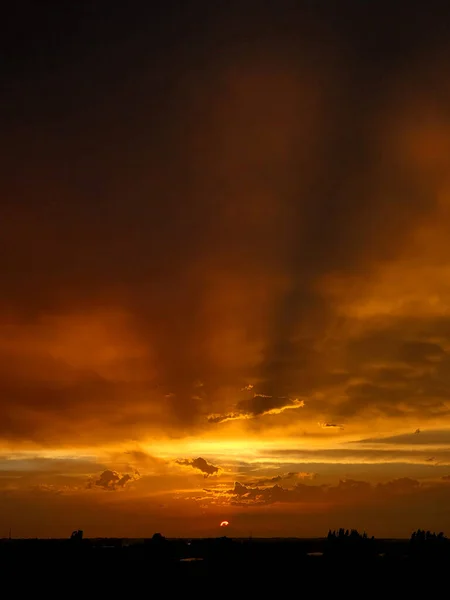 Ongelooflijk Blauw Gouden Zonsondergang Landschap Zware Wolken — Stockfoto