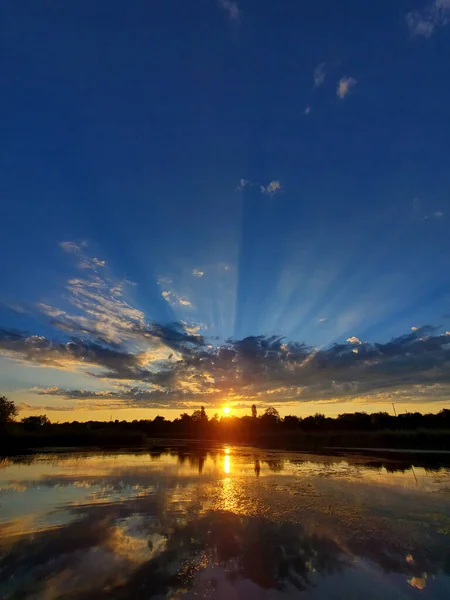 Закат Солнца Берегу Реки Солнечные Лучи Видимые Небе — стоковое фото
