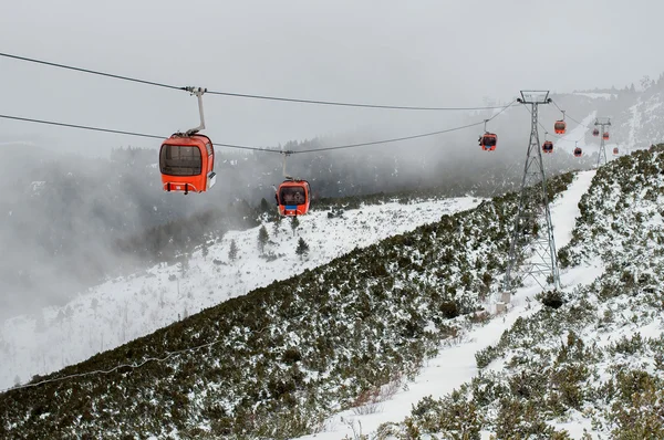 Ascenseur de cabine dans les montagnes de neige — Photo