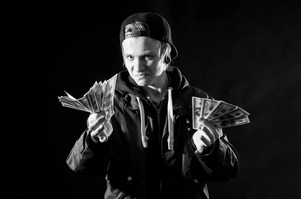 Młody człowiek z pieniędzy w ręce — Zdjęcie stockowe