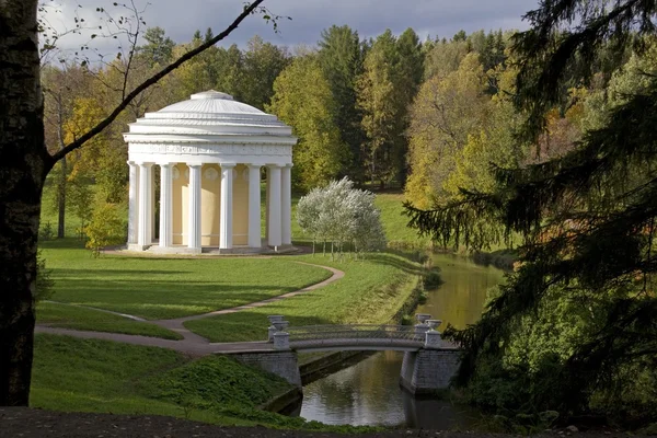 Kruhový pavilón v parku pavlovsk.russia — Stock fotografie