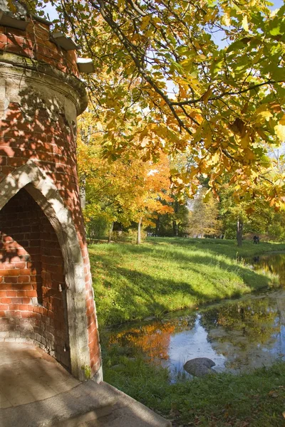 Röda bron i catherine park, pushkin, Ryssland — Stockfoto