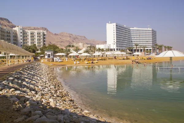 Dead Sea Beach near the hotels.Ein Bokek, Israel — стоковое фото