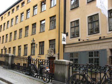 Motosiklet ile Stockholm sokak sahnesi
