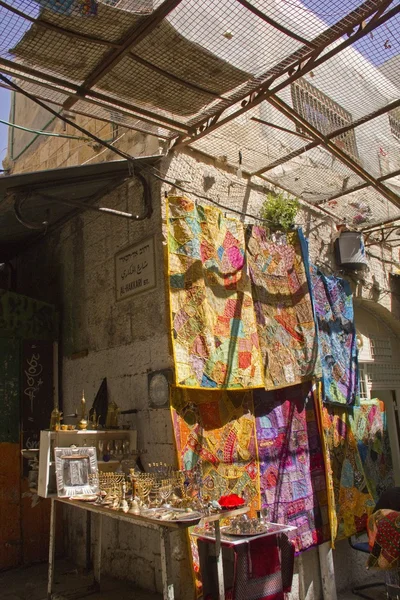 Jeruzalem - maart 29,2013: Oost-markt op smalle straatjes van de oude stad van Jeruzalem. — Stockfoto