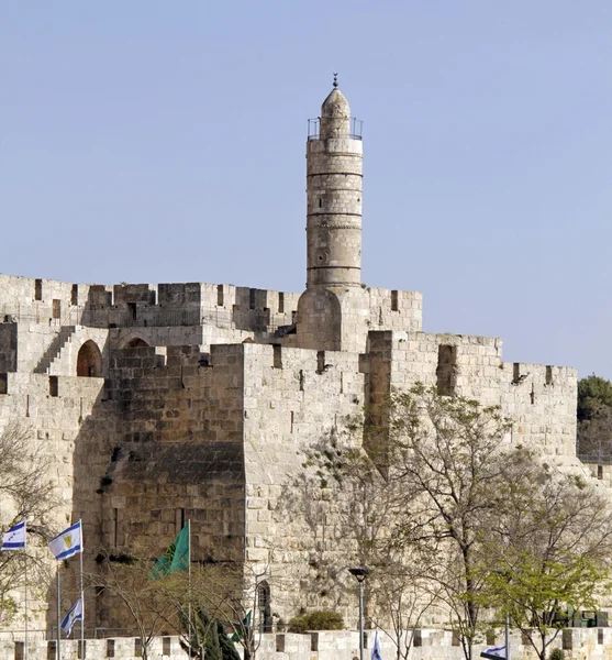 Escena callejera en el casco antiguo de Jerusalén cerca de las antiguas murallas de la ciudad — Foto de Stock