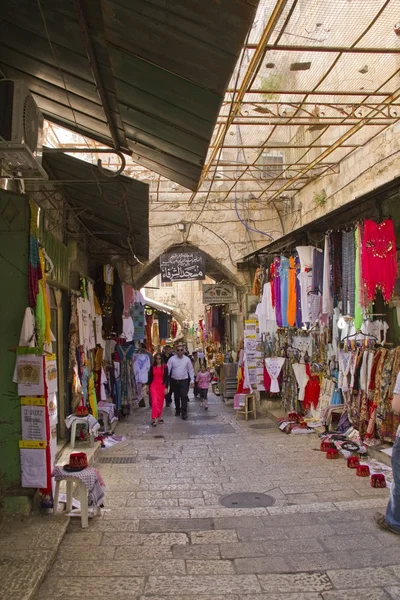 And souvenirs in East market on narrow streets of Jerusalem — Stock Photo, Image