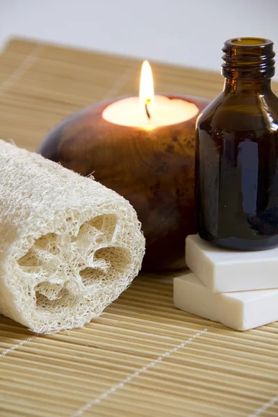 Vela de aromaterapia y aceite de masaje en un spa de estilo zen —  Fotos de Stock
