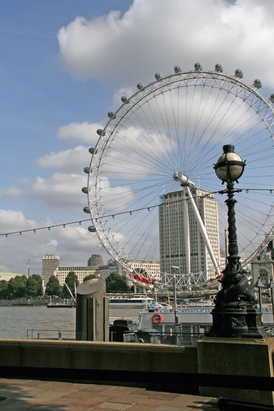 London Eye and Street Lantern View. — Stock Photo, Image