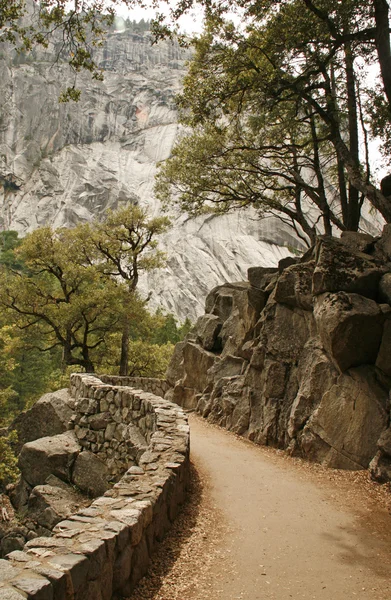 Voetpad in yosemite national park, Californië, Verenigde Staten — Stockfoto