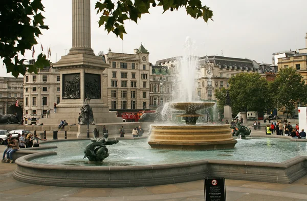 Fountaine ve Londra'da trafalgar meydanında aslanlar — Stok fotoğraf