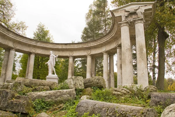 Apollo paviljong i parken i pavlovsk, st.peterburg,russia — Stockfoto