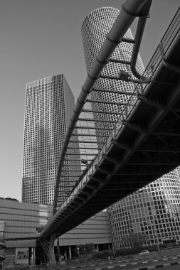 Modern geçit köprüsü ve gökdelenler