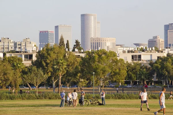 TEL-AVIV, ISRAEL - 05 DE JUNIO: Personas en el Parque Central de Tel Aviv — Foto de Stock