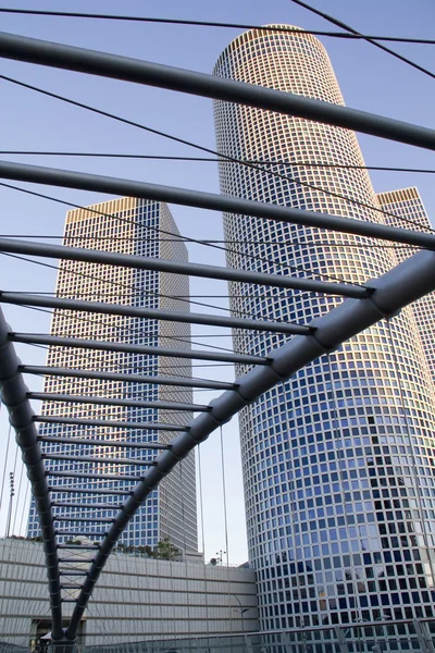 Moderna skywalk bridge i tel-aviv.azriely mall, israel — Stockfoto