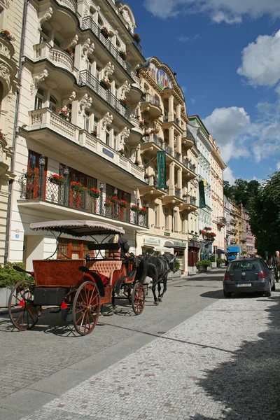 Scena di strada Karlovy Vary, famosa località termale ceca — Foto Stock