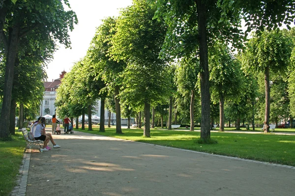 Ulica Karlowe różnią się, czeskiego uzdrowiska znane miejsce — Zdjęcie stockowe