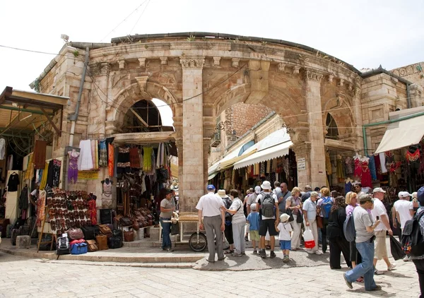 Turistas en el mercado árabe de Jerusalén, Israel . —  Fotos de Stock