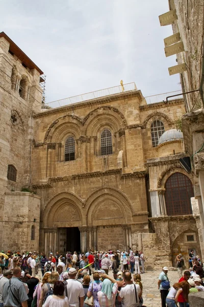 Tourists in front of Church of the Holy Sepulchre, Jerusalem, Is — Stock Photo, Image