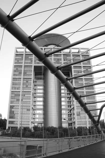 Modern Building with skywalk bridge in Tel-Aviv .Israel — Stock Photo, Image