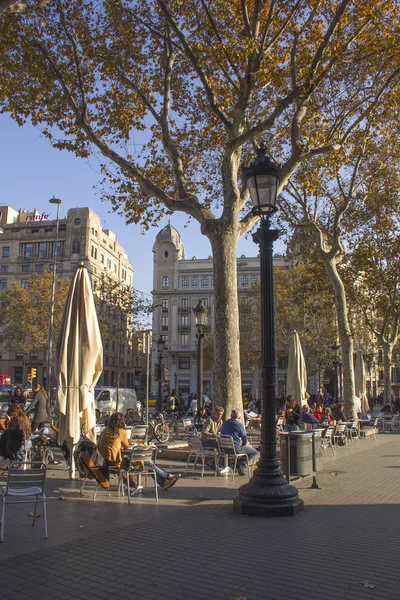 People at Catalonia Square in Dcember 9, 2013 in Barcelona, Cata — Stock Photo, Image