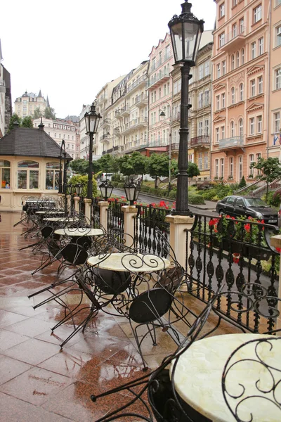Café rue vide après la pluie — Photo