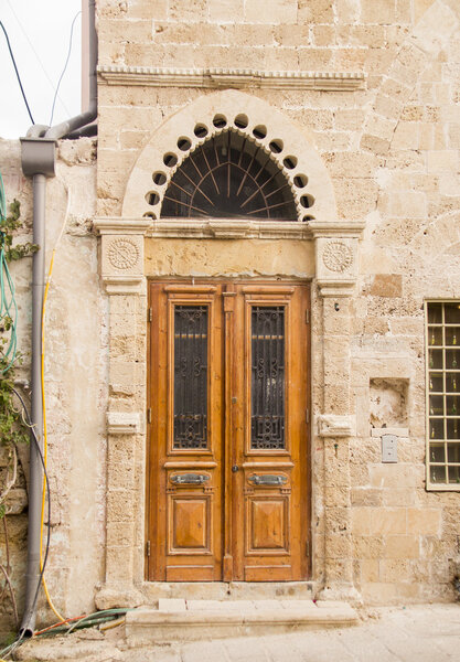 Деревянные украшенные двери в старом доме
