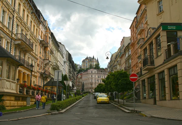 Scena di strada Karlovy Vary, famosa località termale ceca — Foto Stock