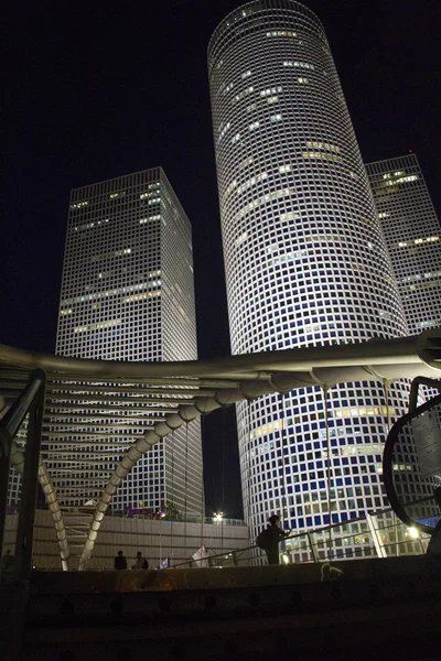 Scène nocturne, Fragment de bâtiment moderne à travers le pont Skywalk — Photo