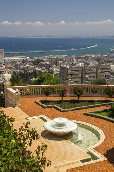 Stad van Haifa in Israël van de Bahai-tuinen — Stockfoto