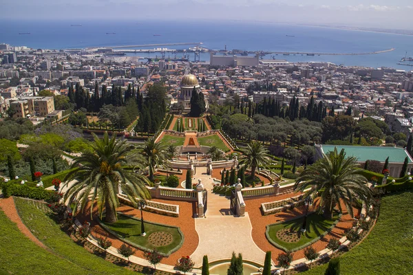 Staden Haifa i Israel från Bahai Garden, Utsikt över havet och hamnen — Stockfoto