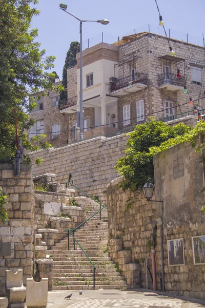 Smalll ulice v vadi nisnas čtvrtletí, haifa, Izrael. — Stock fotografie