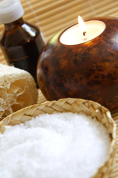 Kaarsen en massageolie in een zen-stijl spa — Stockfoto