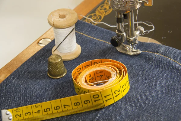 Máquina de coser y prendas de vestir —  Fotos de Stock