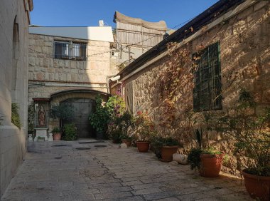 Eski şehrin Christian Quarter 'ındaki boş Kudüs sokağı. İsrail