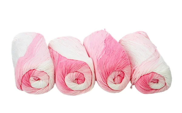 Knäuel aus weißem und rosa Faden. — Stockfoto