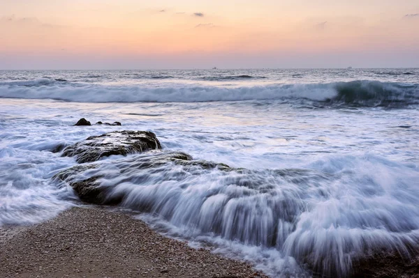 Берег моря після заходу сонця — стокове фото