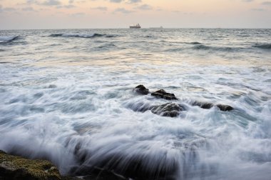 Güneş battıktan sonra deniz kıyısı 