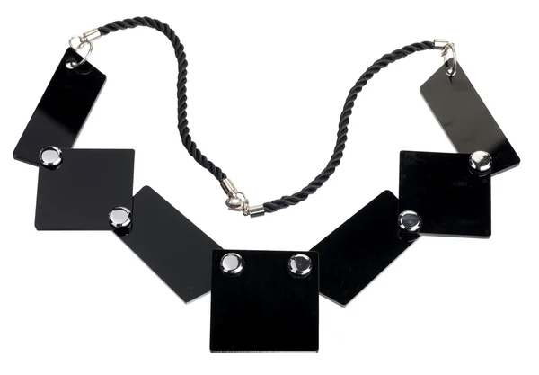 Halskette aus schwarzen flachen Tellern, isoliert — Stockfoto