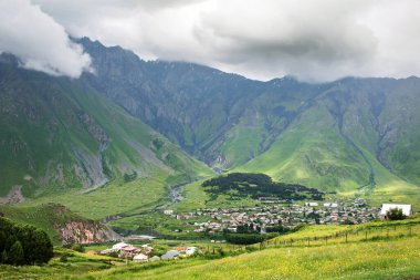 Tepeler ve Gürcistan'daki Kafkas Dağları eteklerinde