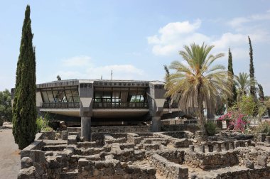 Eski sekizgen kilisenin üzerine inşa edilen Roma döneminden kalma şehir ve Modern Anıt kalıntıları.