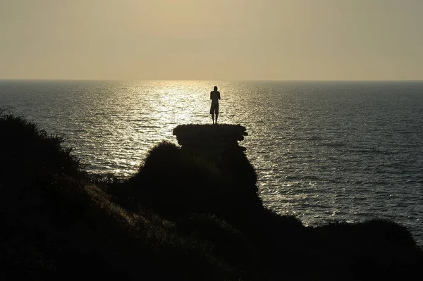 Młody Człowiek Stoi Pozostałości Muru Crusader Nad Morze Zachodzie Słońca — Zdjęcie stockowe