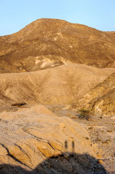 イスラエルのエイラート紅海湾近くの山を歩く — ストック写真