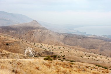 Gölü kıyısındaki Kinneret, İsrail Golan Tepeleri yamaçları