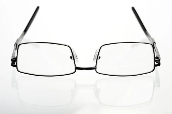 Brýle Ležící Skleněném Povrchu Jejich Odrazy — Stock fotografie