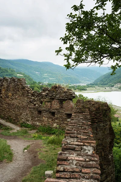 Średniowieczna Twierdza Ananuri Oraz Zbiornik Wodny Zhinvali Górach Kaukazu — Zdjęcie stockowe