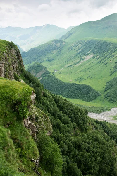 高峰和格鲁吉亚在高加索山脉的山坡 — 图库照片