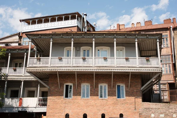 Tiflis şehrin eski kesiminde evlerde