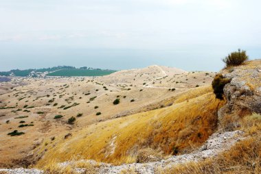 Gölü kıyısındaki Kinneret, İsrail Golan Tepeleri yamaçları